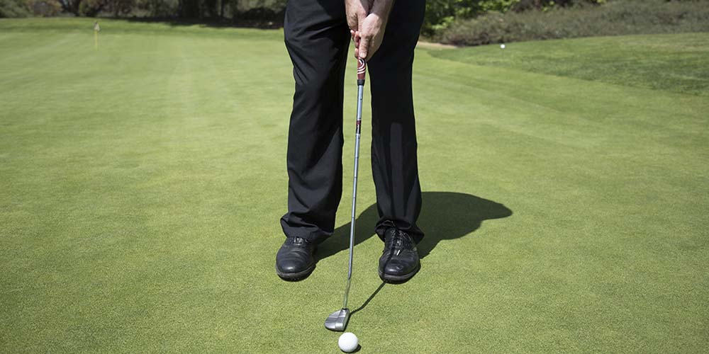 How to putt cross-handed
