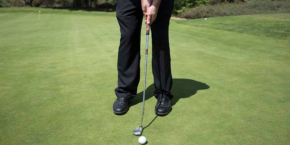 How to putt cross-handed